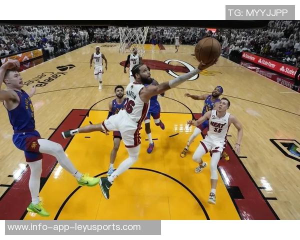 布劳恩展现排球技巧接穆雷长传双手垫球成功完成空接 布劳恩展现排球技巧接穆雷长传双手垫球成功完成空接