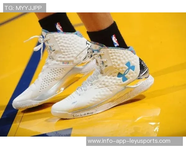 库里致敬韦德经典鞋款感谢12年前的支持与喜爱