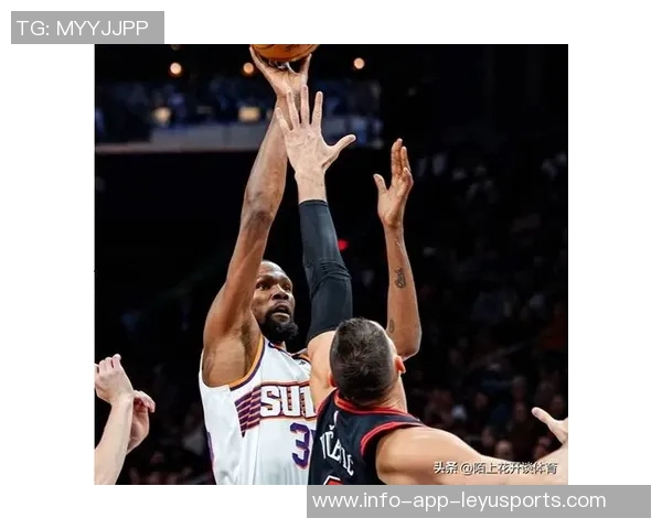 小斯重返赛场展现壮实身材太阳揭幕战再现昔日小霸王风采