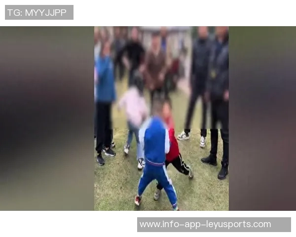 家长冲入赛场推倒小球员引发激烈冲突多方家长互殴事件曝光