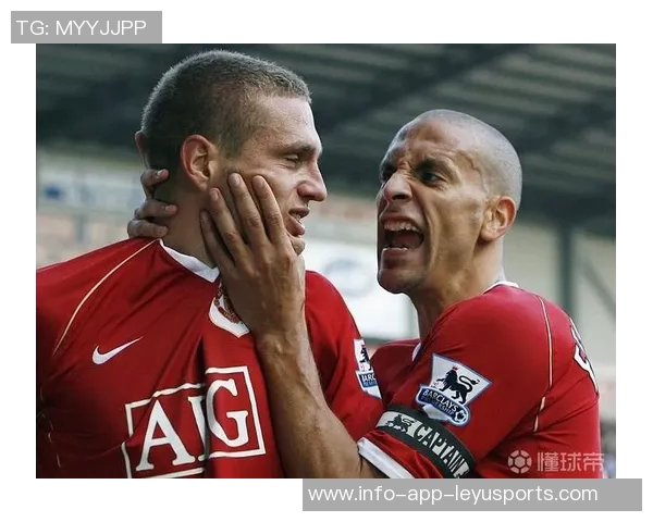 老友重聚费迪南德与范佩西维迪奇共享美好时光合影温馨回忆