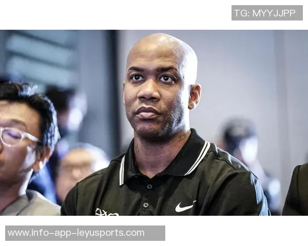 老熟人重聚杨瀚森与马布里赛前热身亲切交流笑声不断